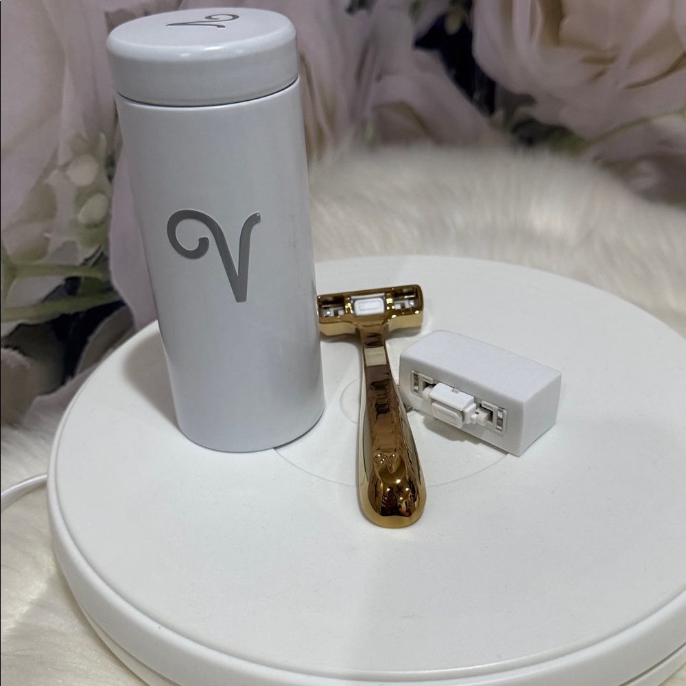 Gold Razor - Picture 3 of 3